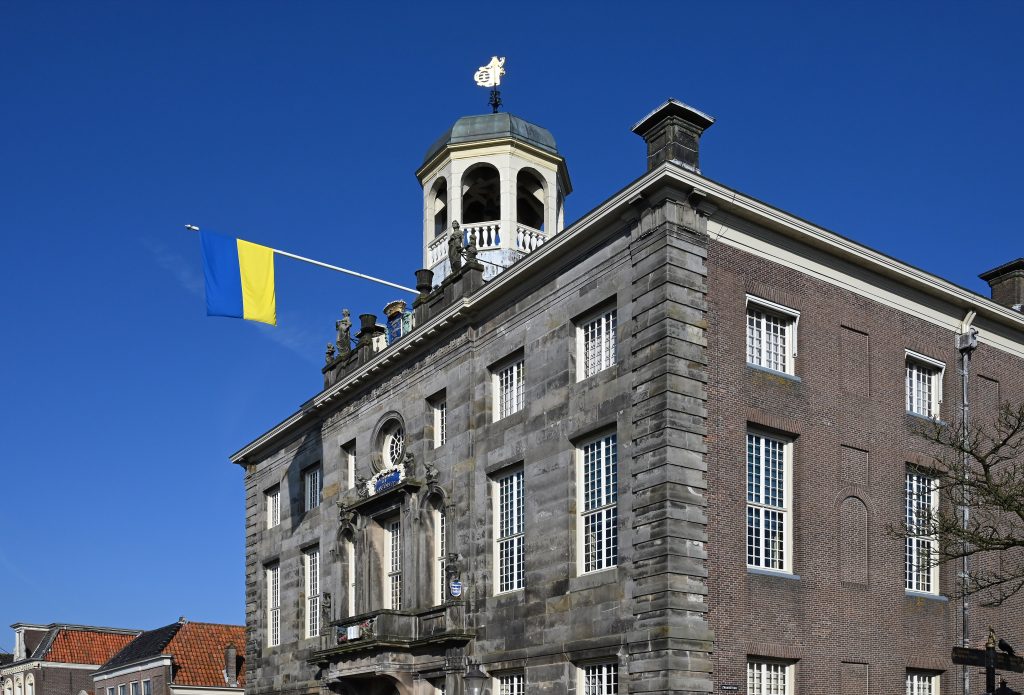Stadhuis Enkhuizen met wapperende vlag Oekraïne
