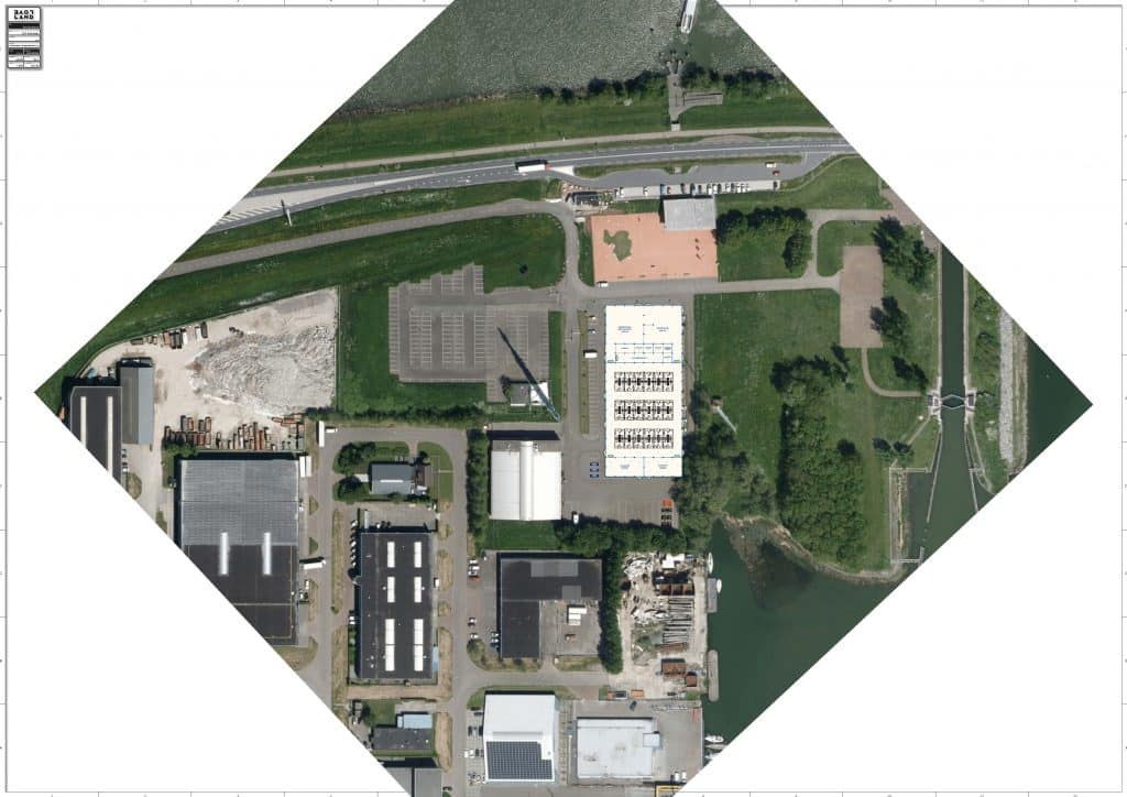Luchtfoto van het parkeerterrein van het Zuiderzeemuseum met daarop ingetekend de locatie van de crisisnoodopvang.