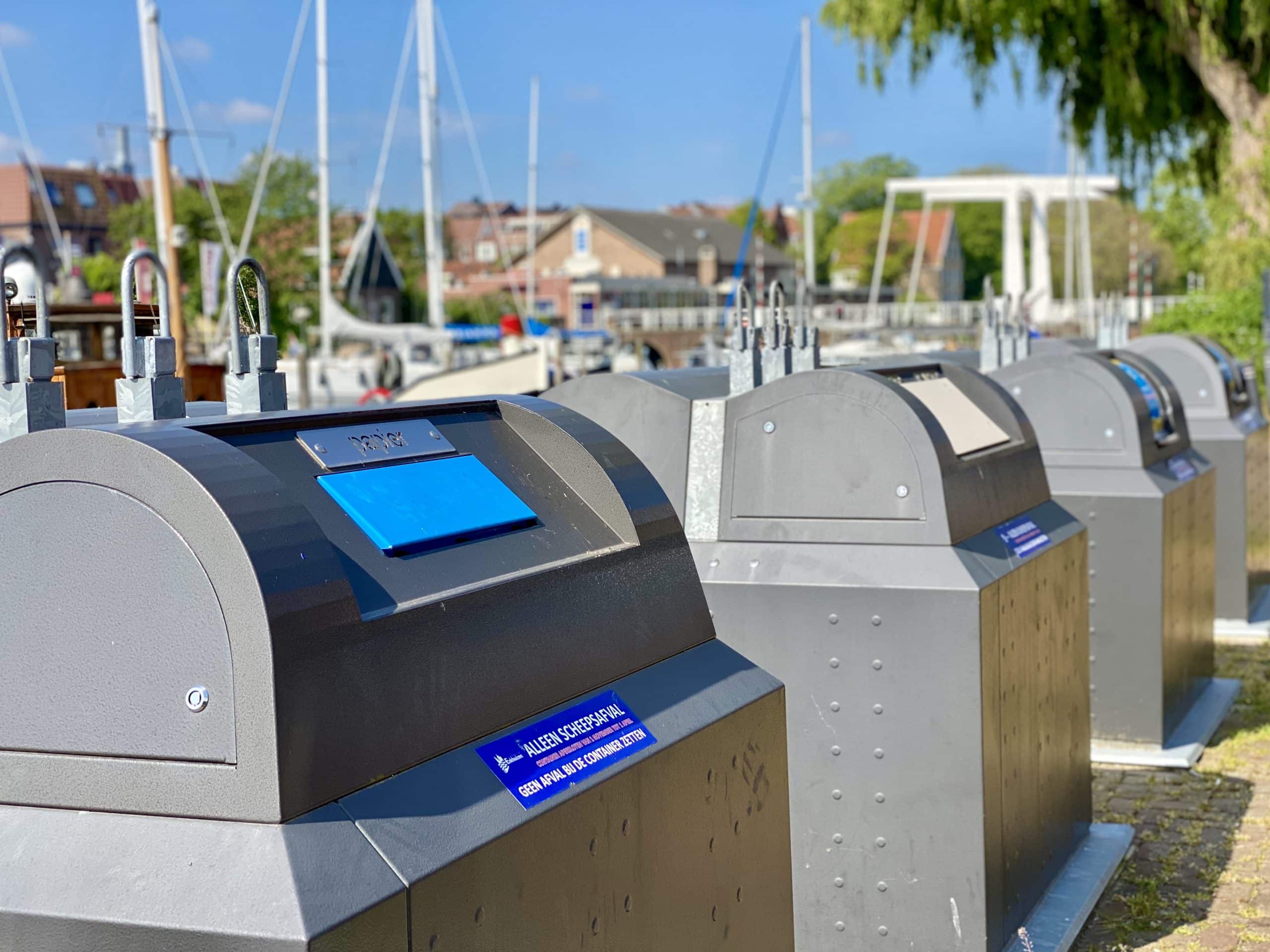 Ondergrondse afvalcontainers in de haven van Enkhuizen.