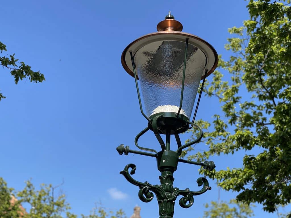 sierlijke lantaarnpaal met blauwe lucht