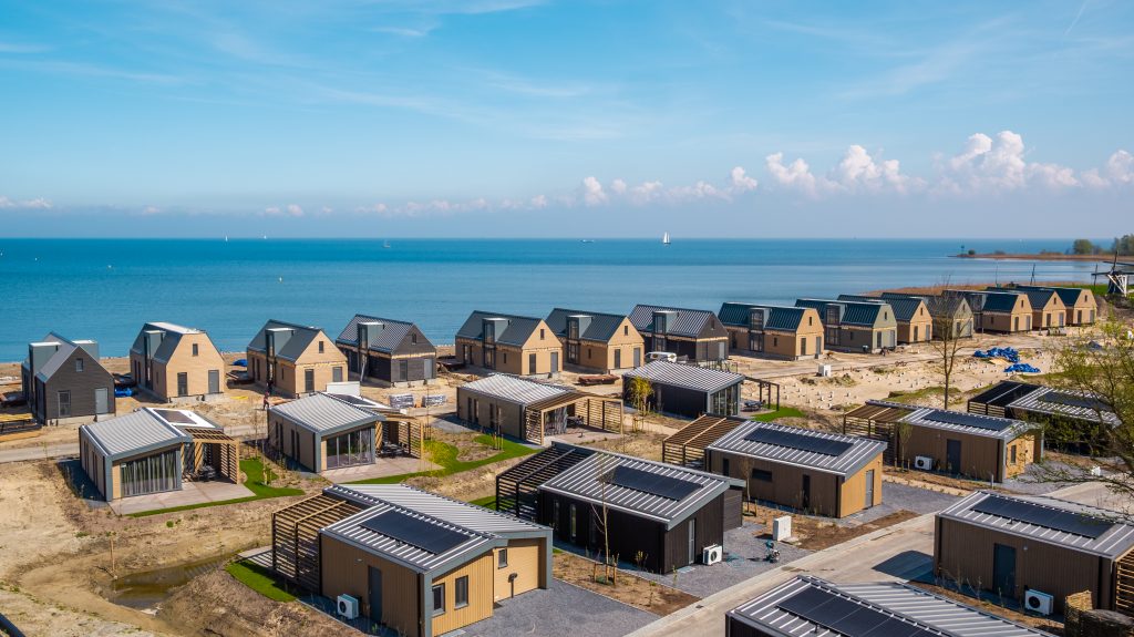drone-foto van nieuwe vakantiewoningen langs het water