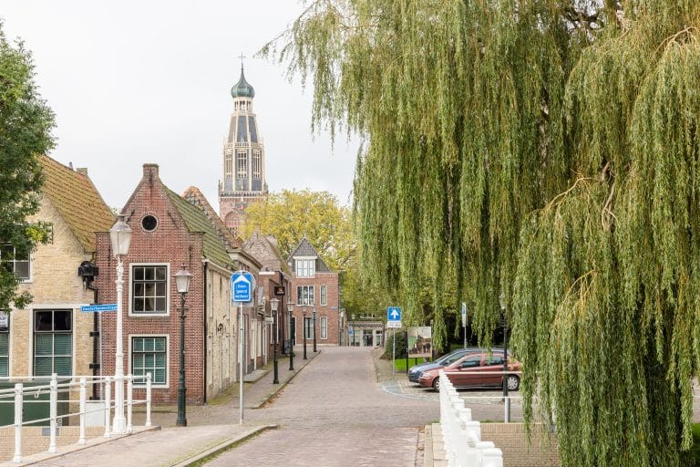 ter illustratie een straat in de binnenstad van Enkhuizen